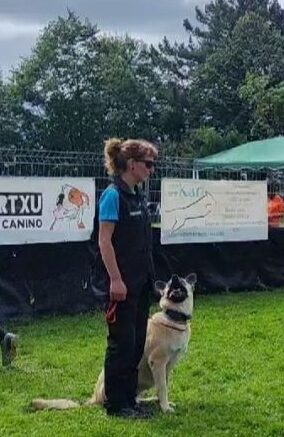 Ainhoa compitiendo en obediencia con su perra mestiza